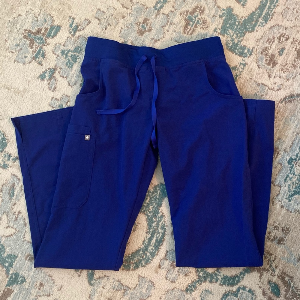 FIGS Women’s kade cargo small tall scrub pants